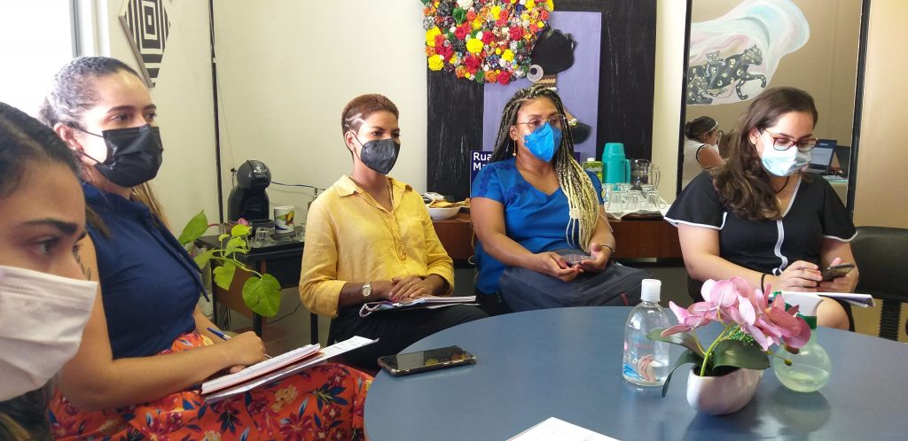 A equipe do Banco do Povo de Belém reuniu com a titular da Combel, Lívia Noronha; vereadora Lívia Duarte; e representante da Vara da Violência Doméstica e Familiar Contra a Mulher de Icoaraci.