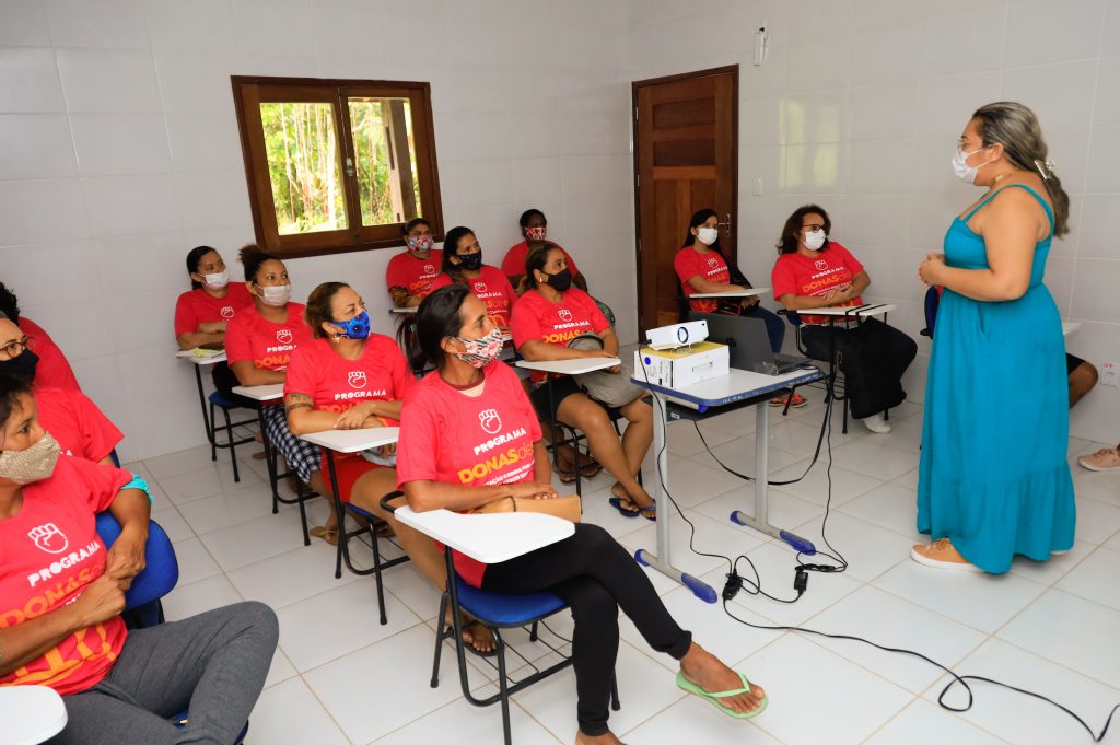 Mulheres de Outeiro voltam à sala de aula. A instrutora Francília Siqueira inicia o ensino de panificação. (Foto: João Gomes/ Agência Belém)