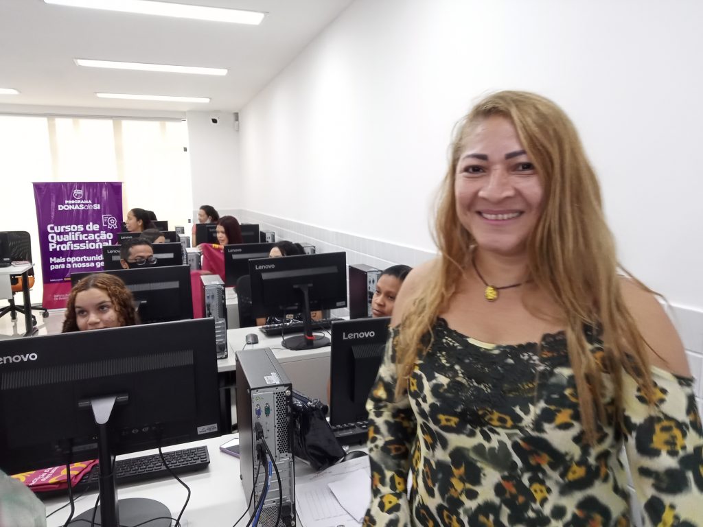 Manicure, 42 anos, moradora da Marambaia, ela está atualizando os conhecimentos no curso de Informática Básica.