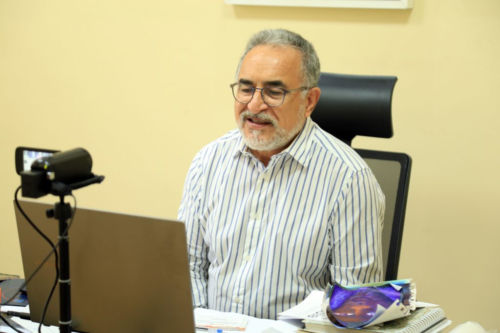 O prefeito Edmilson Rodrigues falou das ações realizadas em entrevista pelo computador. (Foto: Mácio Ferreira/ Agência Belém)