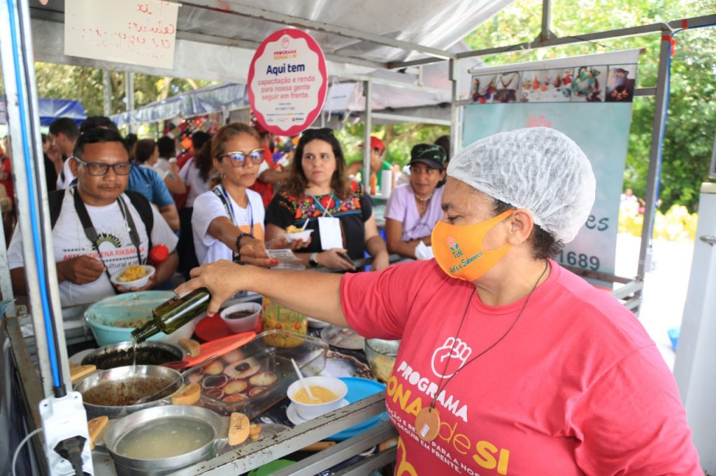 Terezinha Oliva, também do Donas de Si, vendeu comidas típicas. (Foto: Marcos Barbosa/ Agência Belém)