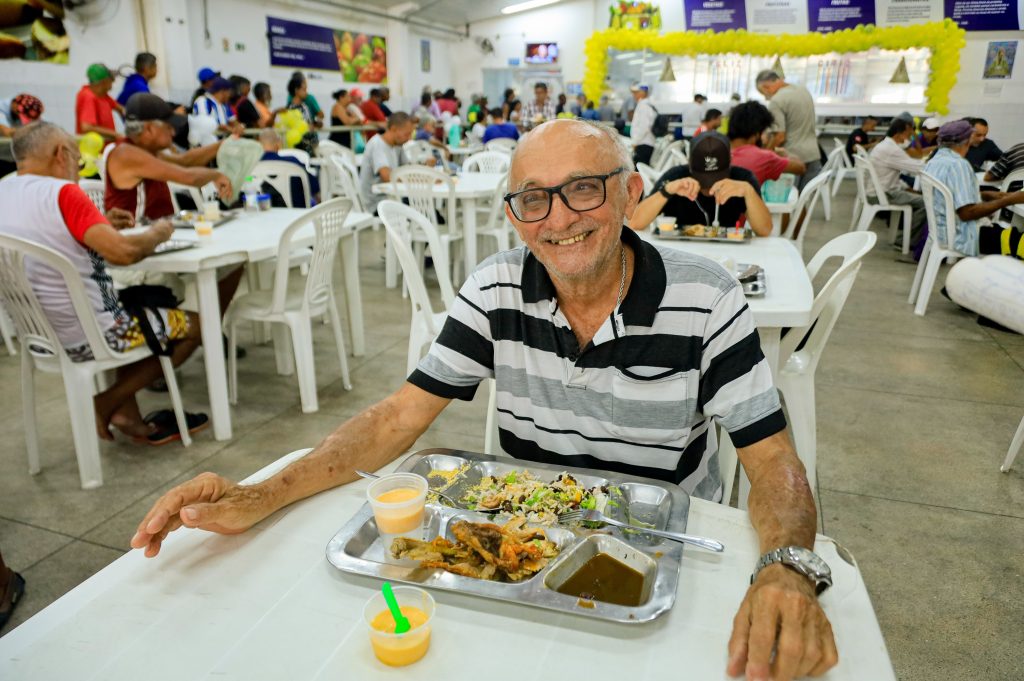 Valdeci Ferreira Maia, 77 anos, aprovou o cardápio. (Fotos: João Gomes/ Agência Belém)