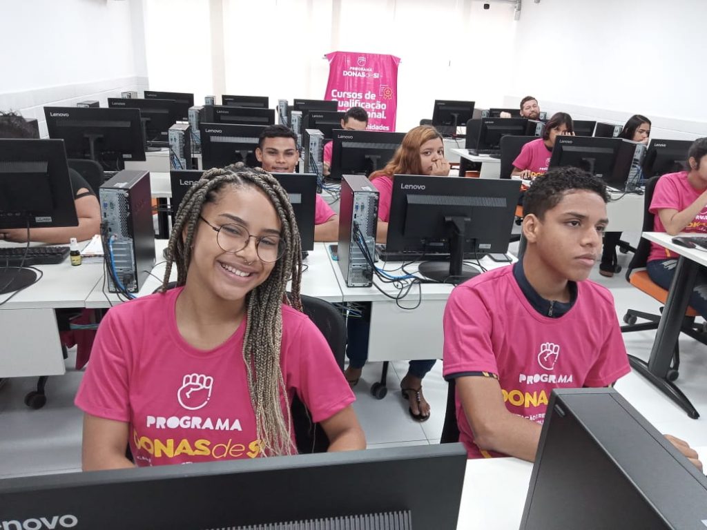 A estudante Aicha Ruach, de 18 anos, que mora no bairro do Guamá, está cursando Informática pela manhã.