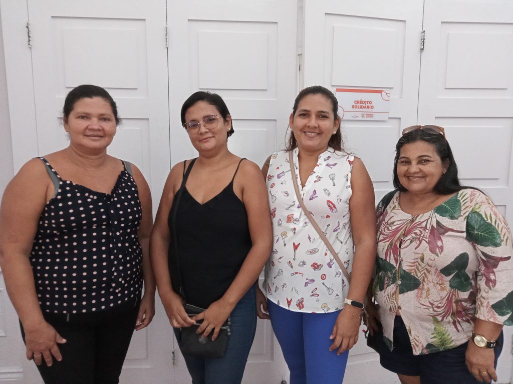 Ângela, Rosane, Josyvane e Maria do Carmo, de Itaiteua, em Outeiro, assinaram os contratos para receberam o crédito.