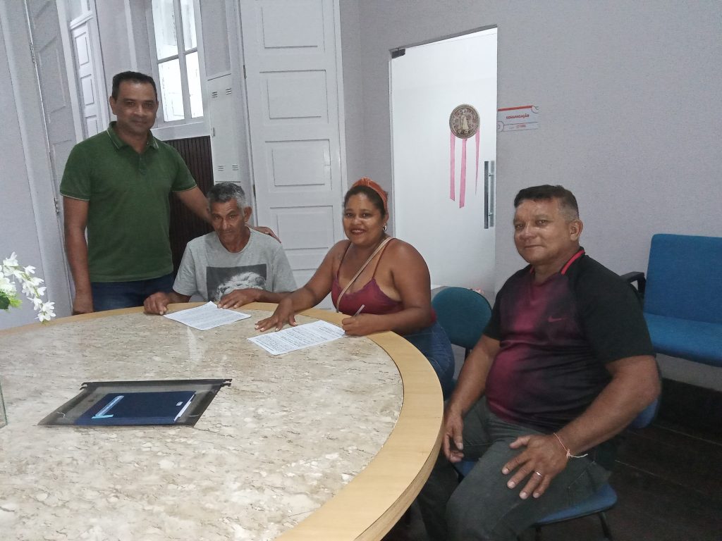 O agente do Banco do Povo, Gilvan Cleber Nascimento ao lado de Manoel Pantoja, Jéssica de Souza e Jacinto Bacelar, que estão recebendo o crédito solidário.