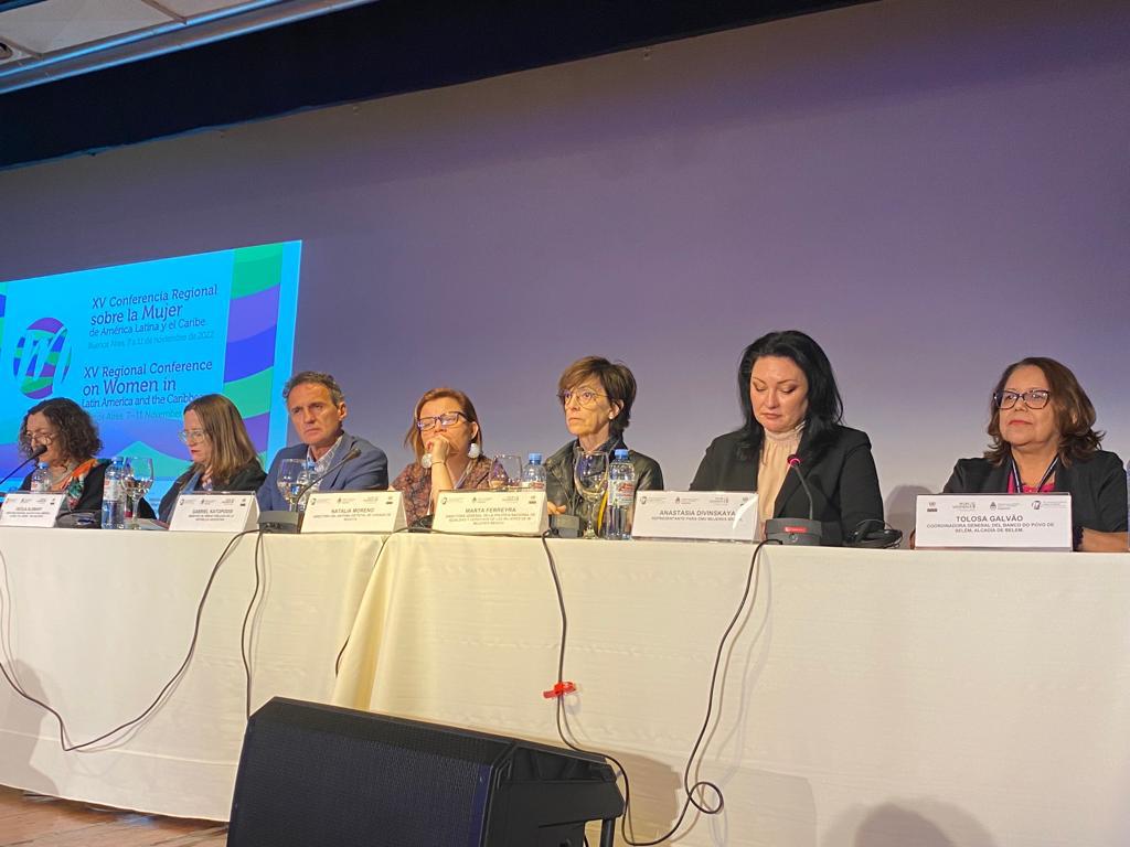 Mesa da conferência com representantes de vários países. (Fotos: Vanessa Sampaio/ ONU Mulheres)