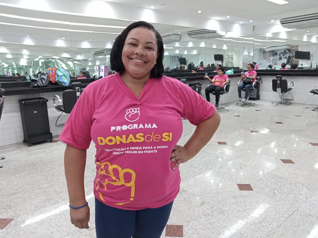 A manicure Sandra Pantoja, 48 anos, do Tenoné, é uma das concluintes do curso de corte de cabelo.
(Foto: Ascom Banco do Povo)