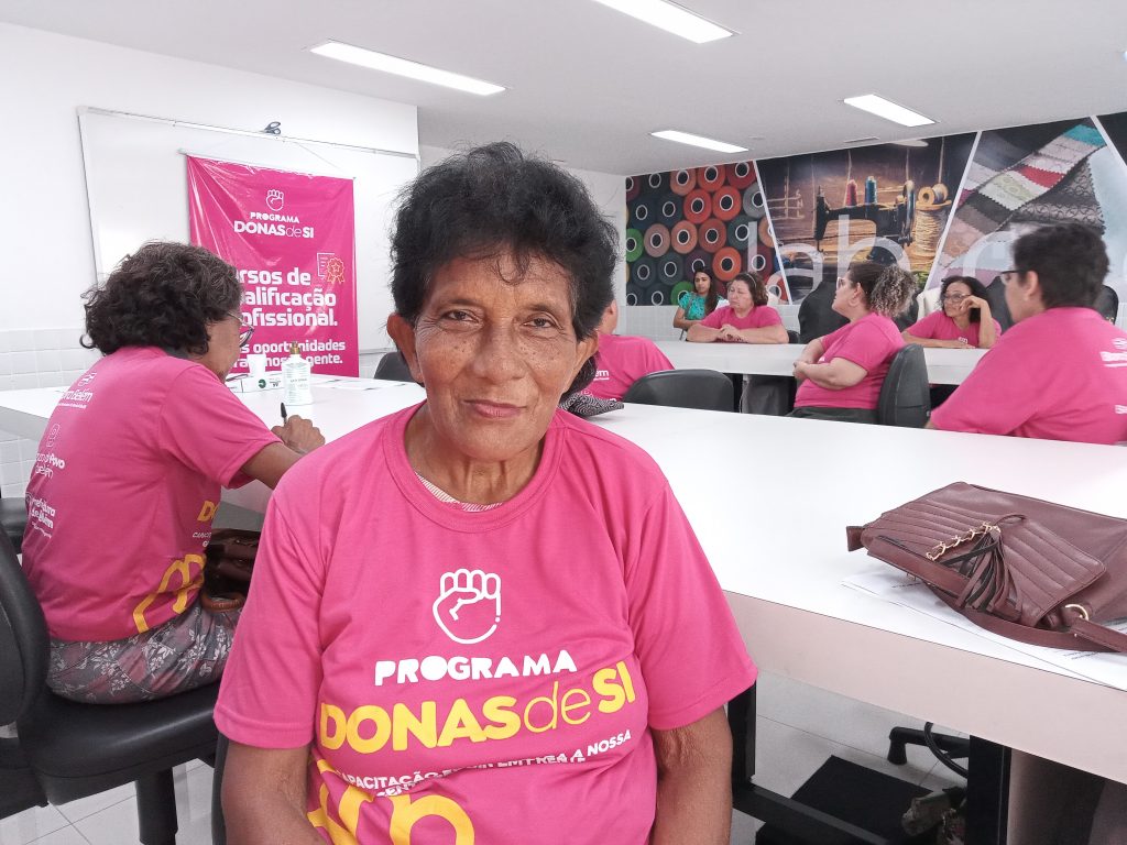 Maria das Neves, 69 anos, de Outeiro: "Nunca fiz bolsa. Aprendi a costurar fazendo roupa de bonecas. Faço roupas de todo jeito. Quero aprender".