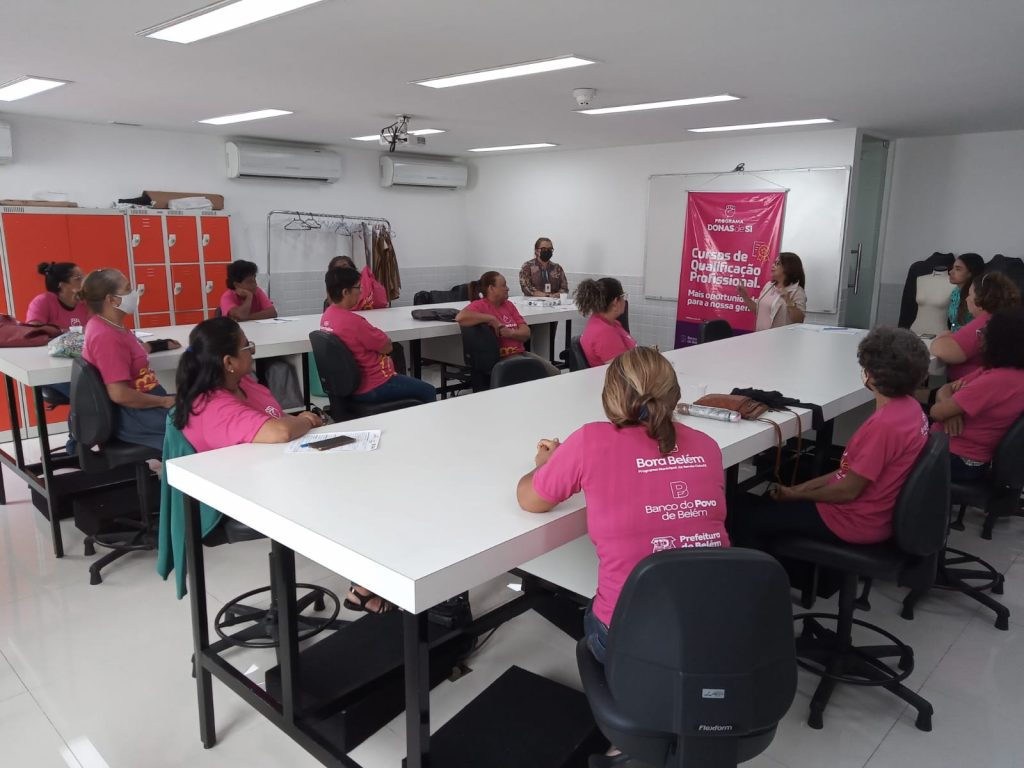 Coordenadora do Banco do Povo, Georgina Galvão, cumprimenta as novas alunas.