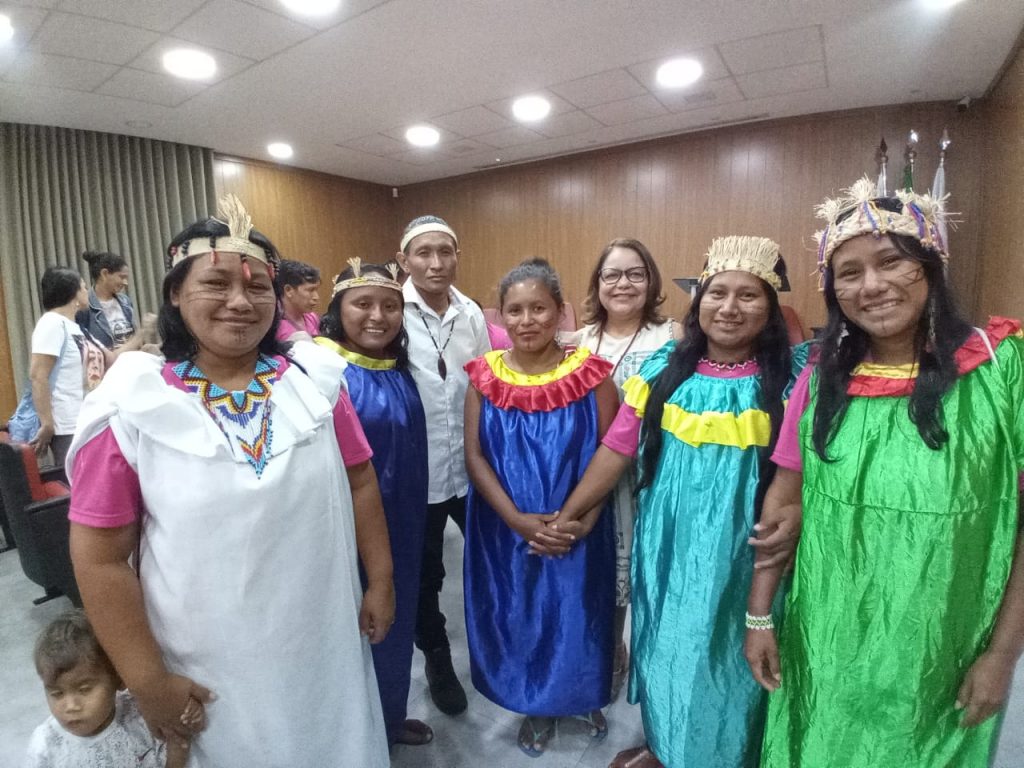 Alunos indígenas Waraocom a coordenadora-geral do Banco do Povo, Georgina Galvão.