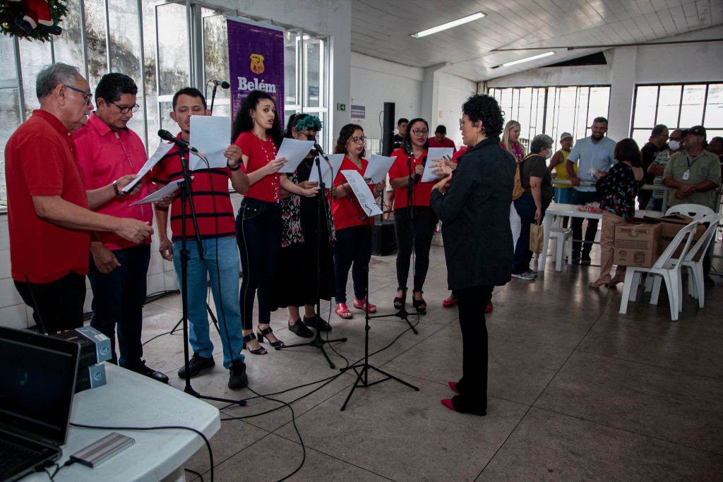 O coro de servidores municipais 'Vozes em Movimento', organizado pela Semad, encantou o público.