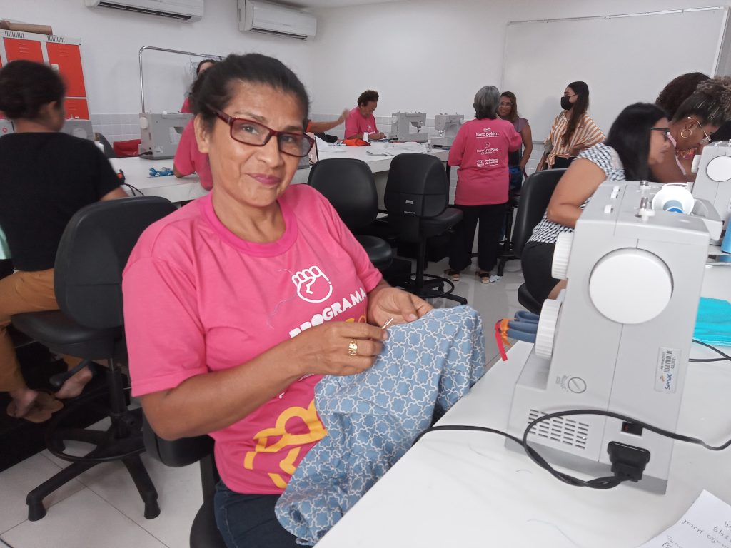 Silvana Cabral, 47 anos, pescadora e ribeirinha de Mosqueiro, realizou o desejo de aprender a costurar no programa Donas de Si.