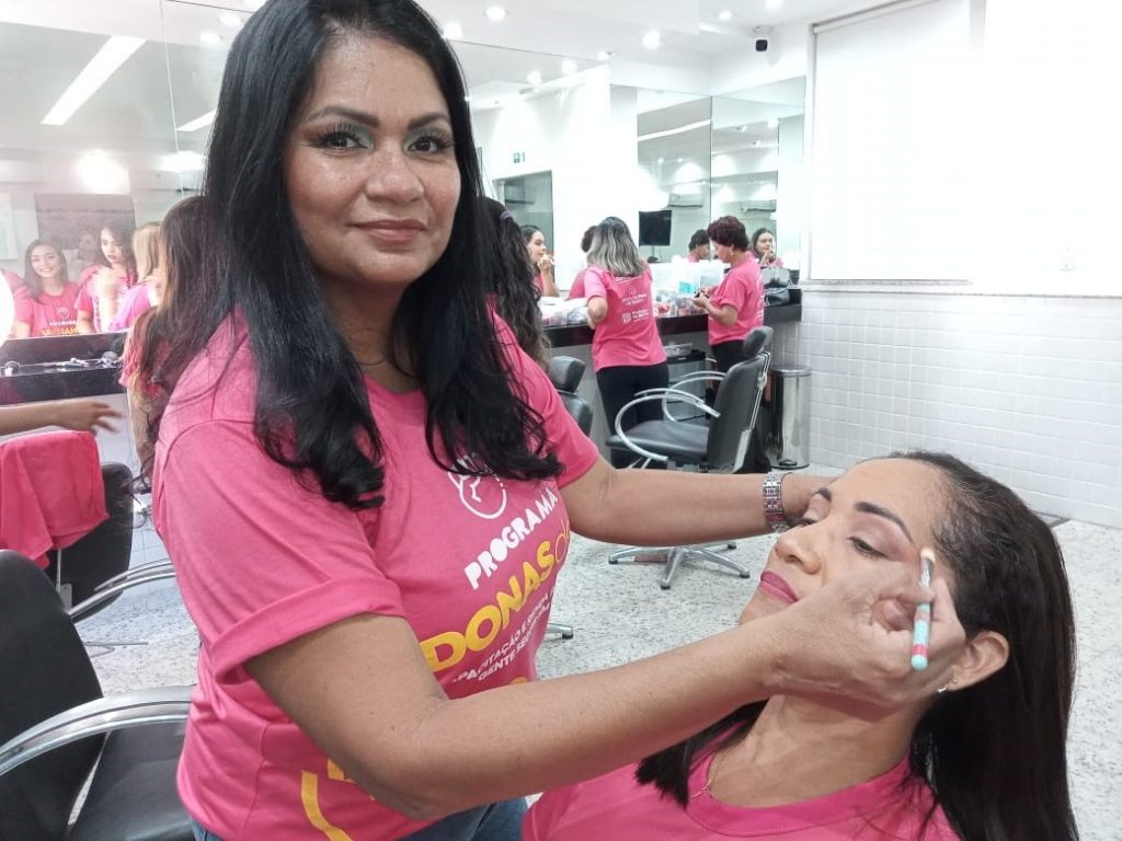 Anne Deyse Duarte, de 52 anos, do bairro do Marco, já faz maquiagem em domicílio e conseguiu se atualizar; "Quero montar o meu próprio negócio".