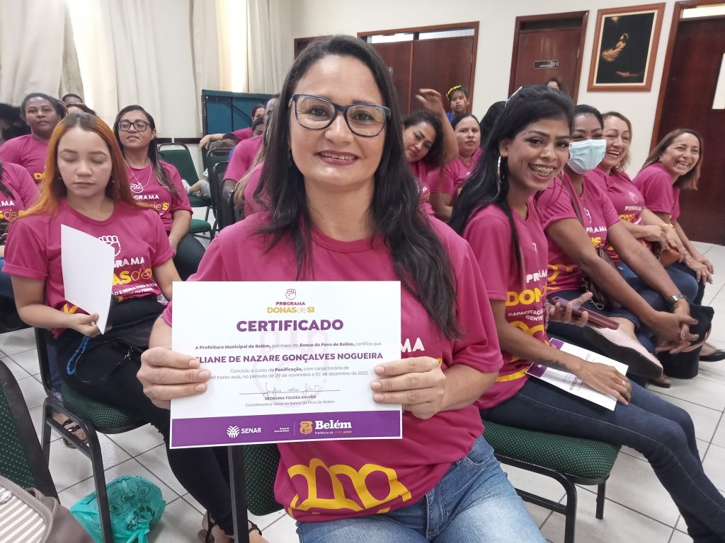 O Donas de Si já qualificou 1.800 
pessoas, como Eliane Nogueira, que cursou panificação em 2022, no bairro da Sacramenta.