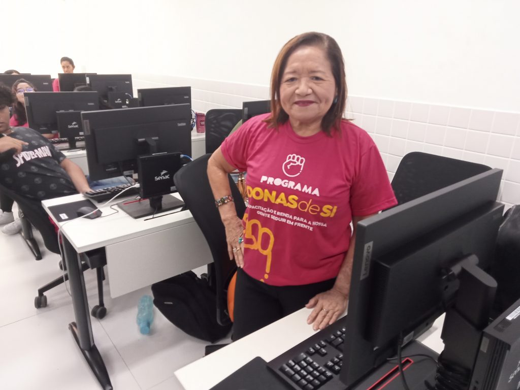Francisca Matos, de 60 anos, uma das 23 alunas concluintes de Informática Básica.