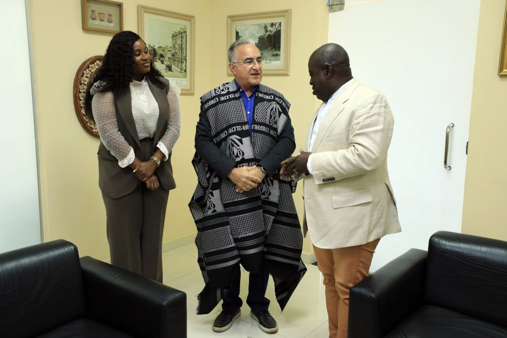 Prefeito Edmilson Rodrigues recebe o prefeito de Bissau e sua chefe de gabinete. (Foto: Mácio Ferreira/ Agência Belém)