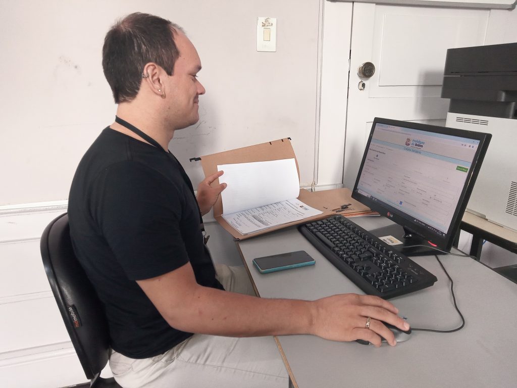 Servidor administrativo Felipe Martins operando o novo sistema do Crédito Solidário.
