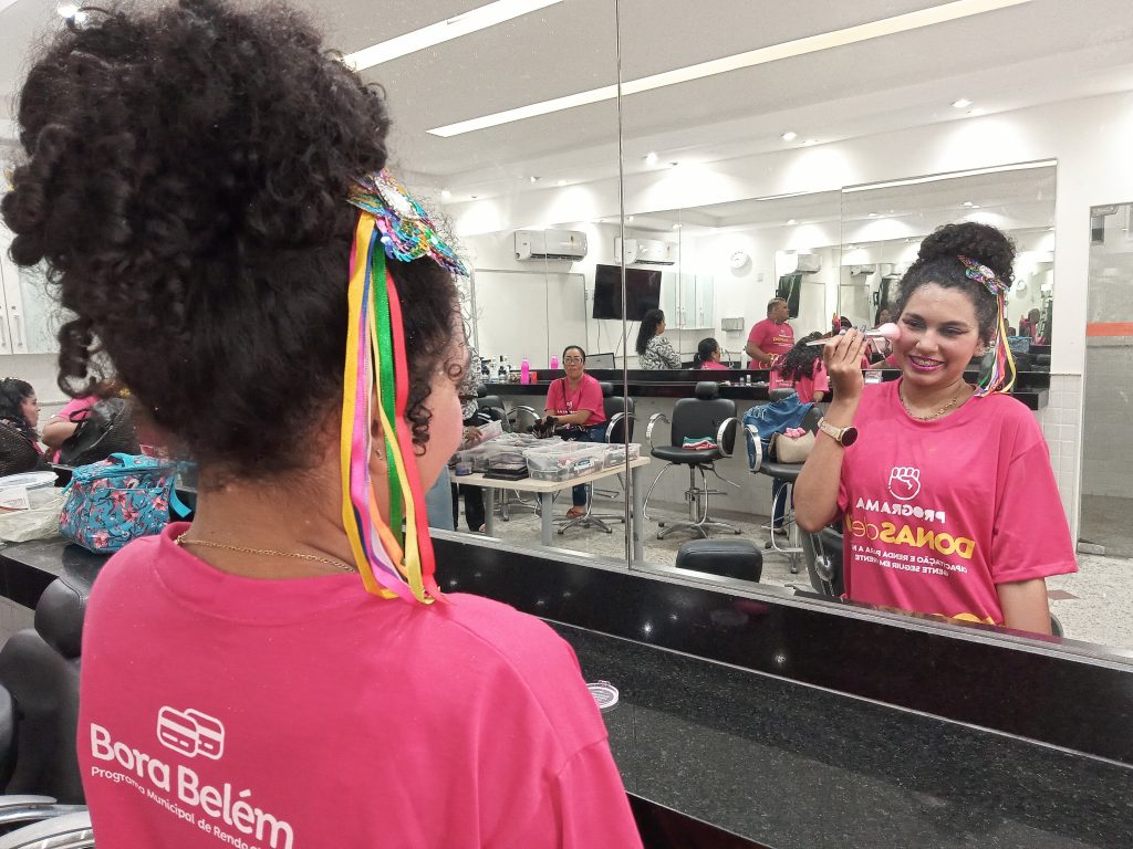 Os alunos aprenderam a maquiagem, inclusive, com o tema do carnaval, como demonstra Bruna Jamily.