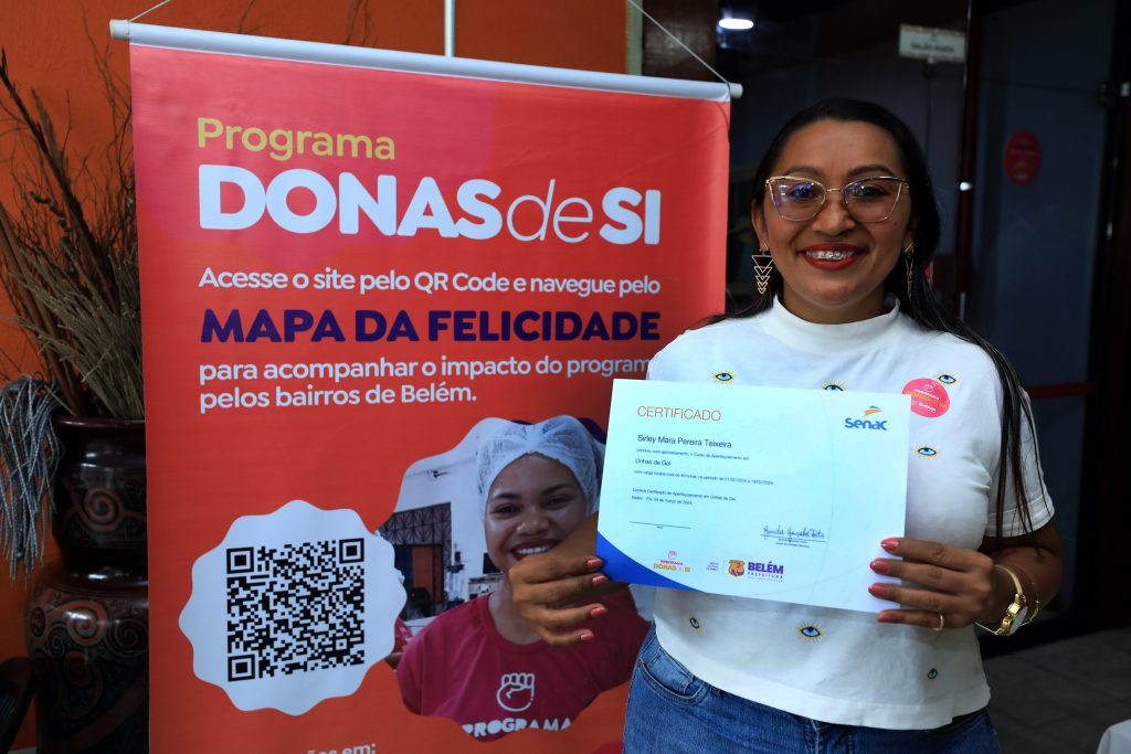 Sirley Mara Pereira Teixeira foi uma das alunas que recebeu o certificado.