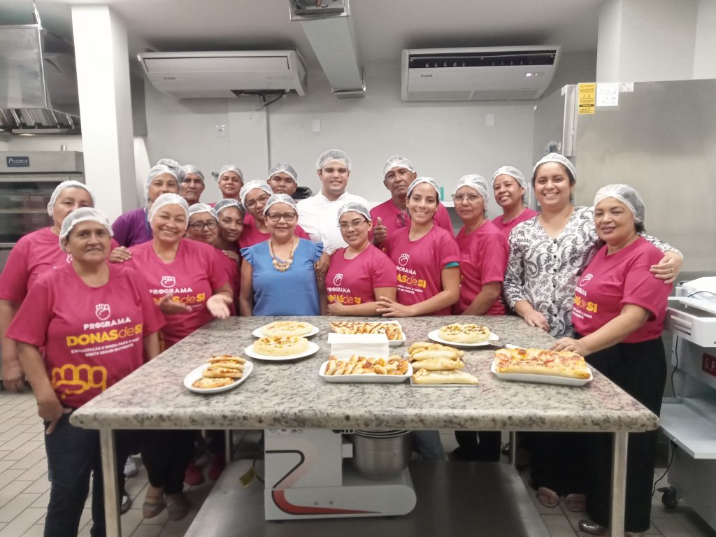 Turma de Preparo de Pizza com o instrutor e a equipe do Banco do Povo.