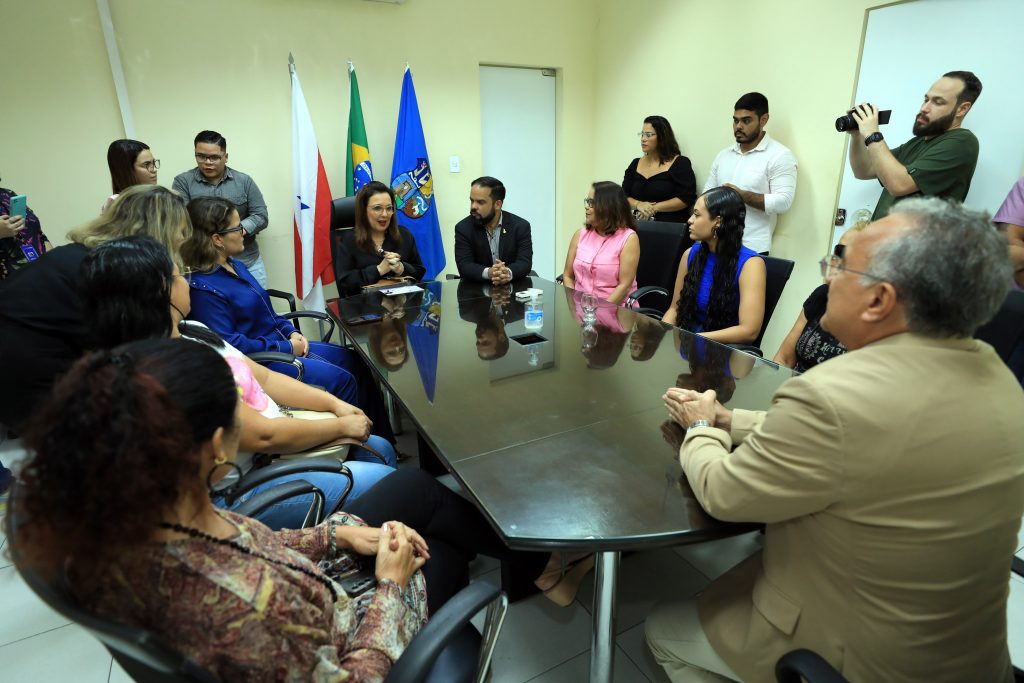 Reitora da Unama se reuniu com o prefeito e as mulheres beneficiadas.