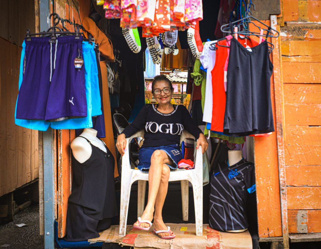 Benedita Miranda, de 61 anos, beneficiária do Bolsa Família, mantém uma pequena loja de confecções na feira da Terra Firme.